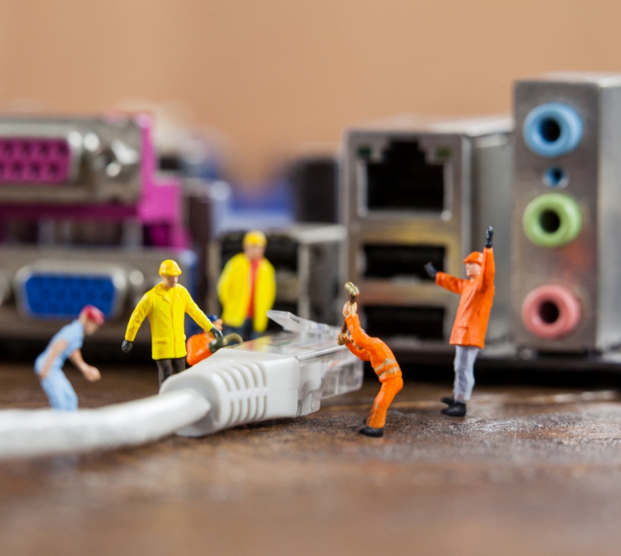 Prikaz žične kompjuterske mreže, Minijaturni radnici popravljaju kabl.
