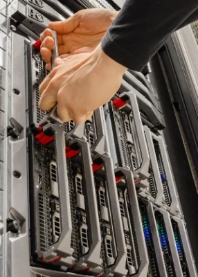 Storage rack-ovi servera u kojima se nalaze hard diskovi Ruke koje izvlače jedan od diskova