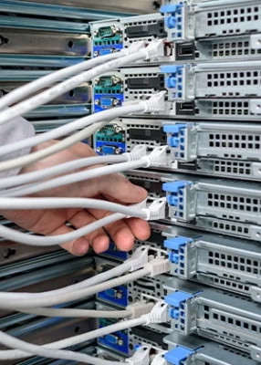 Zadnja strana sedam servera poređanih u rack sa lan kablovima uključenim u njih
